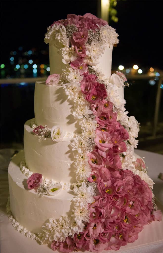 torta spatolata in panna con fiori freschi